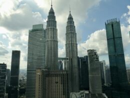 Wolke, Himmel, Hochhaus, Gebäude, draußen, Metropole, Metropolregion, Skyline, Stadtlandschaft, Stadtgebiet, Gewerbegebäude, Stadtzentrum, Tageszeit, Wohnungseigentum, Wolkenkratzer, Firmensitz, Turm, Stadt