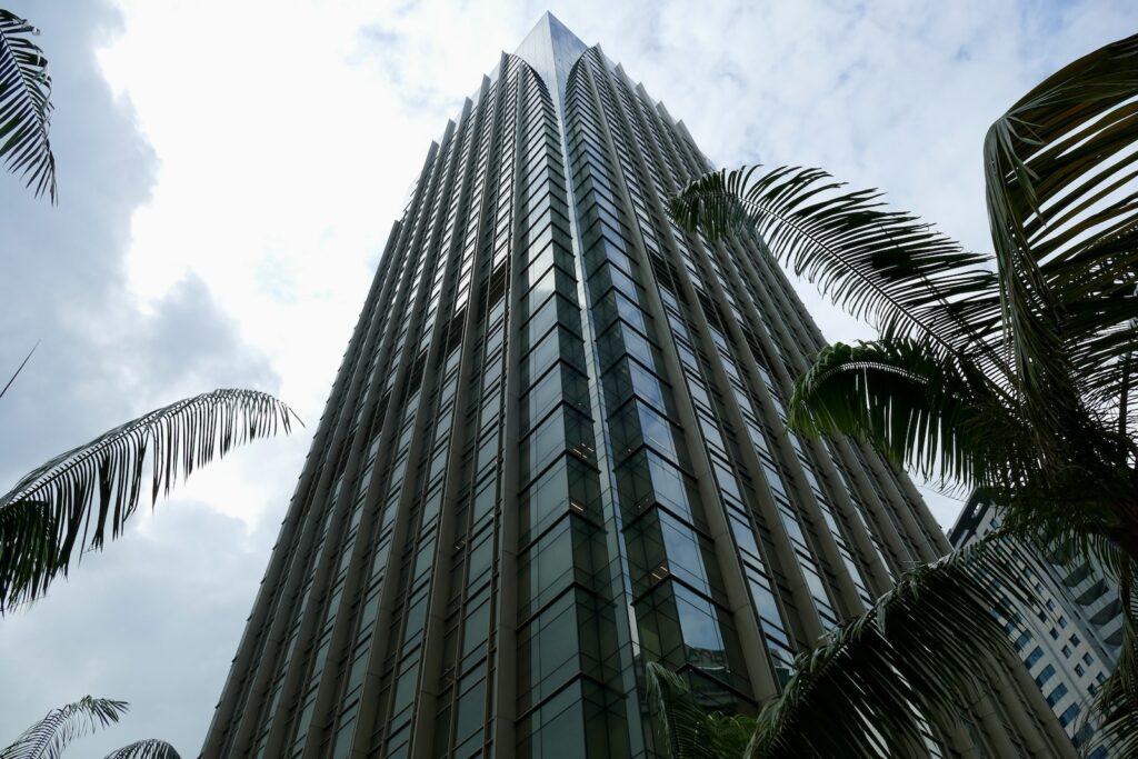 Wolke, Himmel, draußen, Baum, Gebäude, Tageszeit, Wolkenkratzer, Hochhaus, Gewerbegebäude, Turm, Stadt, Architektur, Wolkig