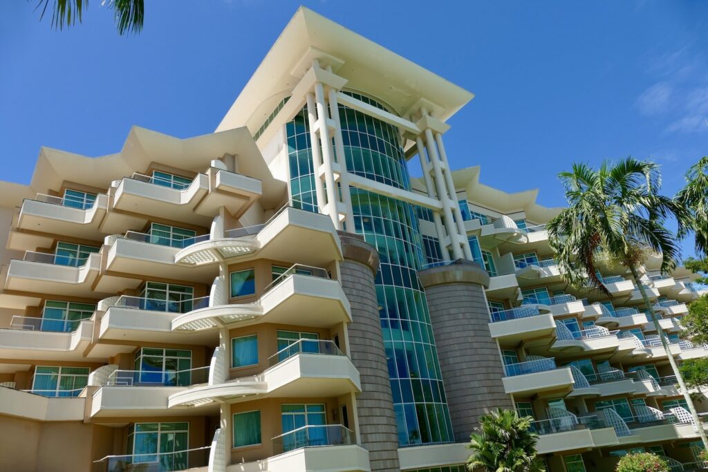 Gebäude, draußen, Architektur, Himmel, Baum, Immobilie, Fenster, Eigentum, Fassade, Hotel, Urlaubsort