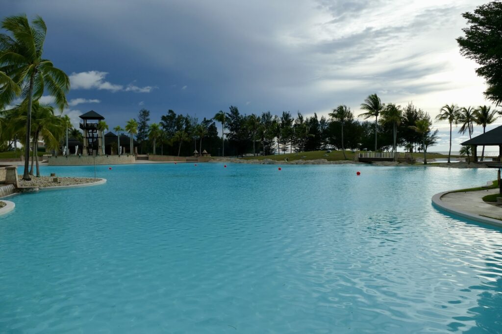 draußen, Himmel, Wolke, Schwimmbecken, Palme, Urlaubsort, Wasser, Urlaubsstadt, Tropen, Kurort, Baum, Küstenerholungsort, Karibik, Palmen, Strand, Urlaub, Schwimmen, Blau, Pool, Insel