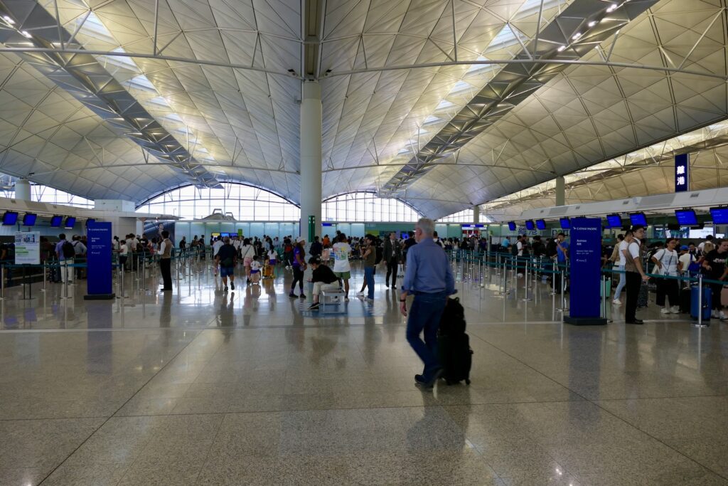 Kleidung, Decke, Menschen, Im Haus, Flughafen, Schuhwerk, Person, Flughafenterminal, Check-In, Gelände, Boden, stehend