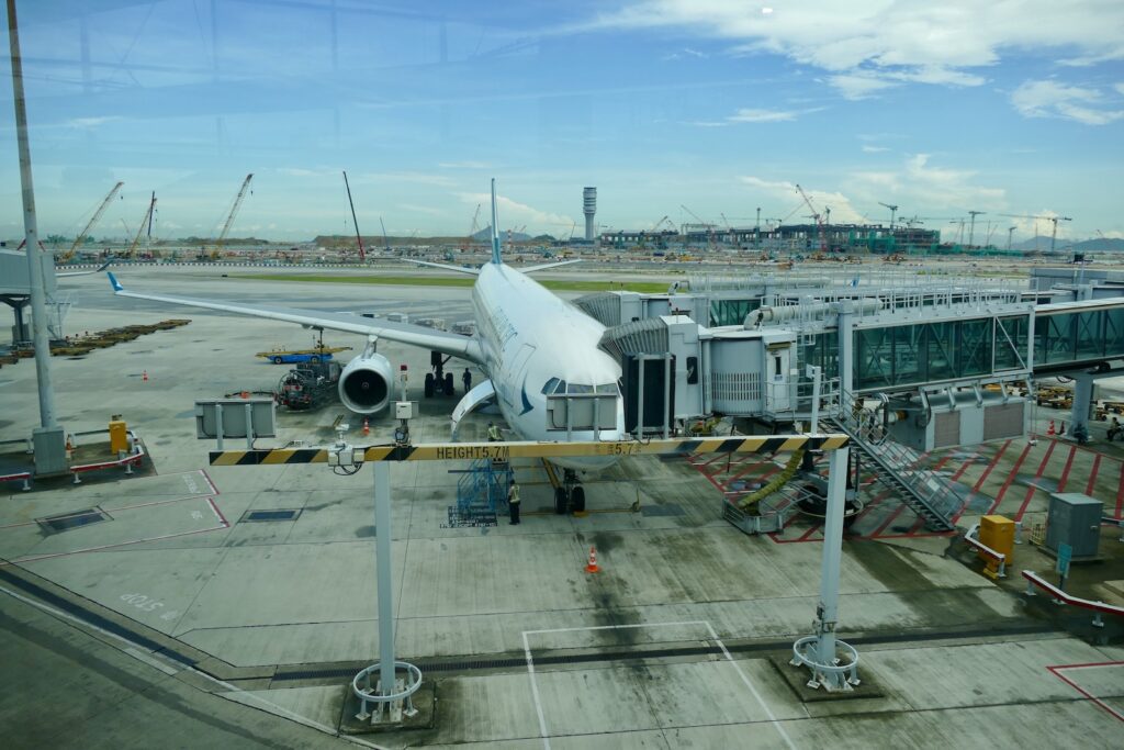 Himmel, Platane Flugzeug Hobel, draußen, Verkehrsflugzeug, Wolke, Fahrzeug, Flugplatzvorfeld, Airline, Flughafen, Gelände, Flugreise, Fluggastbrücke, Düsenflugzeug, Dienstleistung, Düsentriebwerk, Flugzeugtriebwerk, Luftfahrttechnik, Luftfahrt, Transport, halten, Flugzeug, Runway, Groß, Asphalt, Jet, airbus