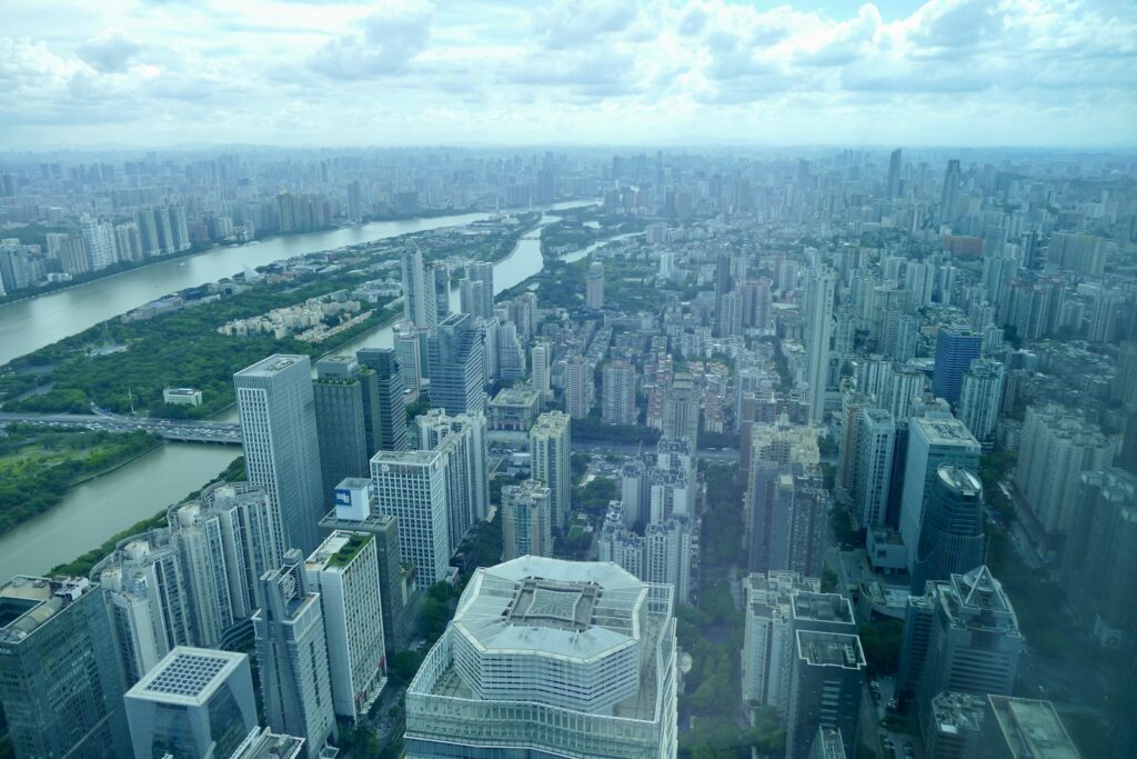 Wolke, Gebäude, draußen, Himmel, Stadtgebiet, Stadtlandschaft, Metropolregion, Metropole, Skyline, Hochhaus, Luftfotografie, Vogelperspektive, Turm, Stadtzentrum, Städtebau, Stadt, Luftbild, Wolkenkratzer, Reise