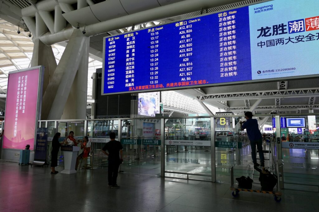 Text, Gebäude, Leuchtreklame, Flughafenterminal, Einkaufszentrum, Person, Menschen, Im Haus, Decke, Flughafen