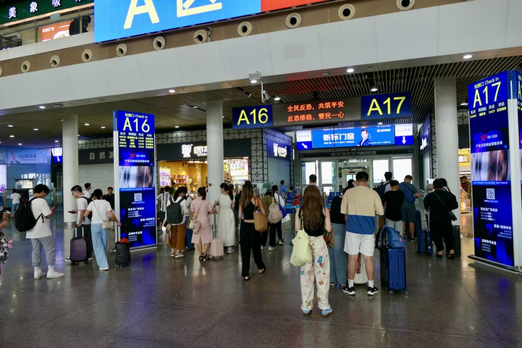 Kleidung, Schuhwerk, Menschen, Text, Person, Mann, Leuchtreklame, Einkaufszentrum, Check-In, Flughafen, Decke, Im Haus, stehend, Gruppe, Boden