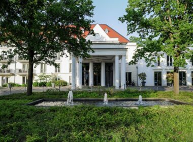 draußen, Gebäude, Baum, Gras, Pflanze, Himmel, Anwesen, Haus, Landschaftsgestaltung, Immobilie, Eigentum, Friedhof