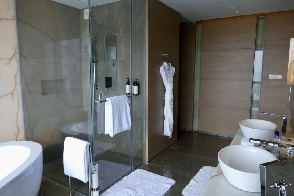 Im Haus, Wand, Installationszubehör, Badezimmerzubehör, Wasserleitung, Badezimmer, Hahn, Waschbecken, Kachel, Spiegel, Badewanne, Bidet, Toilette, Zimmer, Dusche, Boden, Hotel, Handtuch