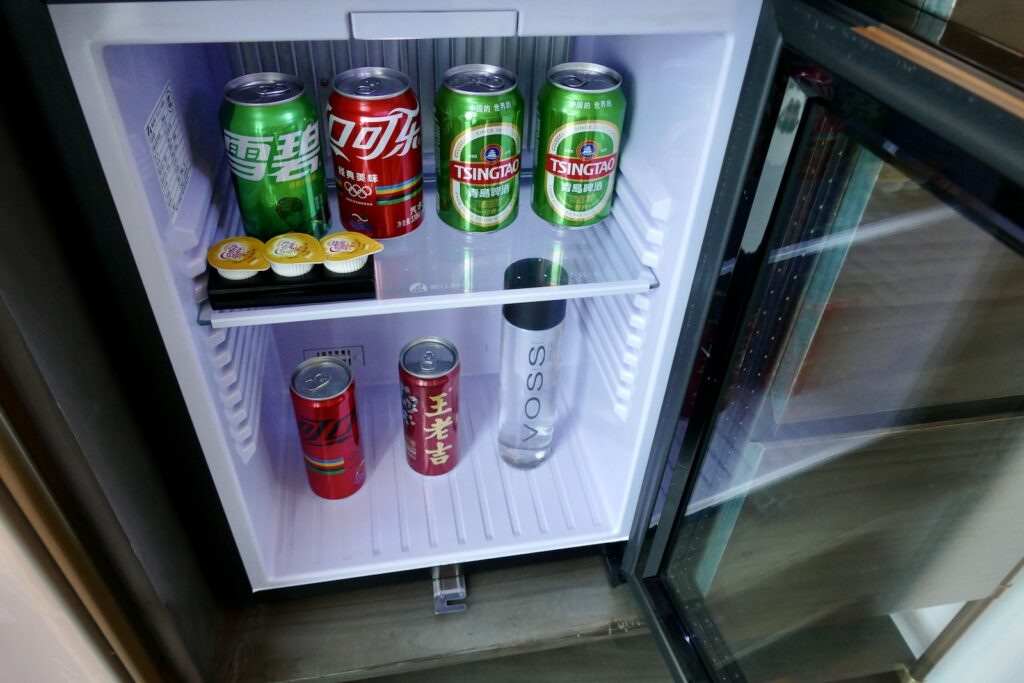 Softdrink, Blechdose, Aluminiumdose, Kohlensäurehaltige Getränke, Getränkedose, Im Haus, Kühlschrank, Minibar, Gerät, Drink, Bier, Automat