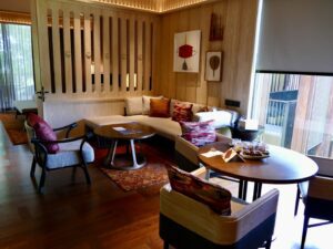 Im Haus, Szene, Inneneinrichtung, Boden, Zimmer, Wand, Kaffeetisch, Wohnzimmer, Couch, Fenster, Studiocouch, Bude, Kissen, Tisch, Haus, Vorhang, Bettsofa, Fensterausstattung, Esstisch, Leinenstoffe, Kleines Sofa, Fußboden, Fensterabdeckung, Decke, Mobiliar, Hotel, Stuhl, Bereich