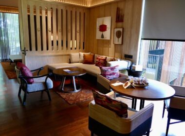 Im Haus, Szene, Inneneinrichtung, Boden, Zimmer, Wand, Kaffeetisch, Wohnzimmer, Couch, Fenster, Studiocouch, Bude, Kissen, Tisch, Haus, Vorhang, Bettsofa, Fensterausstattung, Esstisch, Leinenstoffe, Kleines Sofa, Fußboden, Fensterabdeckung, Decke, Mobiliar, Hotel, Stuhl, Bereich