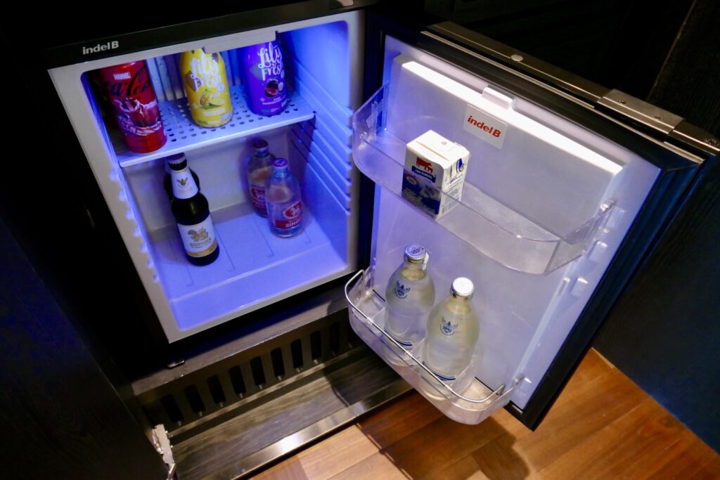 Gerät, Im Haus, Haushaltsgerät, Küchengerät, Softdrink, Minibar, Flasche, Kühlschrank, Boden, offen