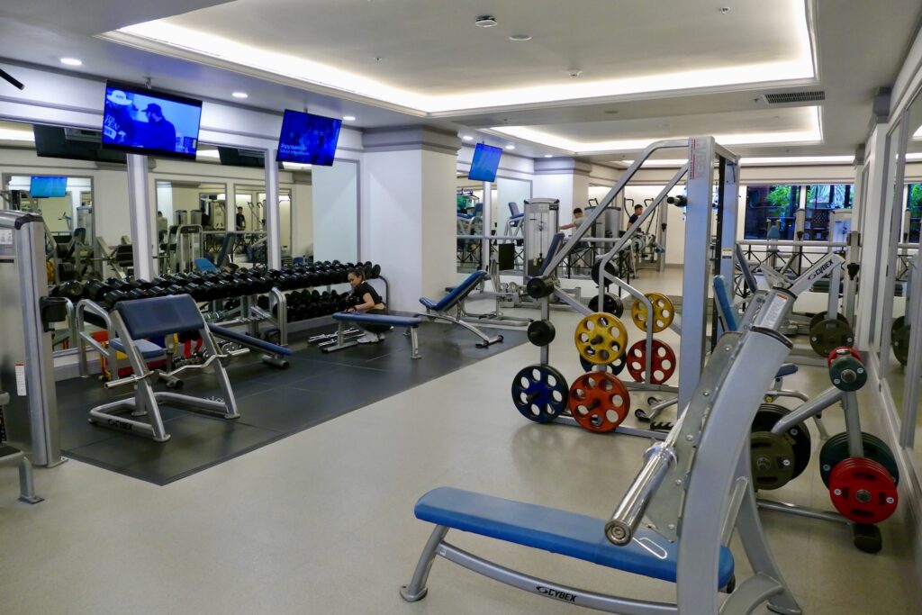 Im Haus, Sporthalle, Trainingsausrüstung, Trainingsgerät, Krafttraining, Hantelbank, Gewichte, Trainingsbank, Gewichtstraining, Boden, Laufband, Decke, Wand