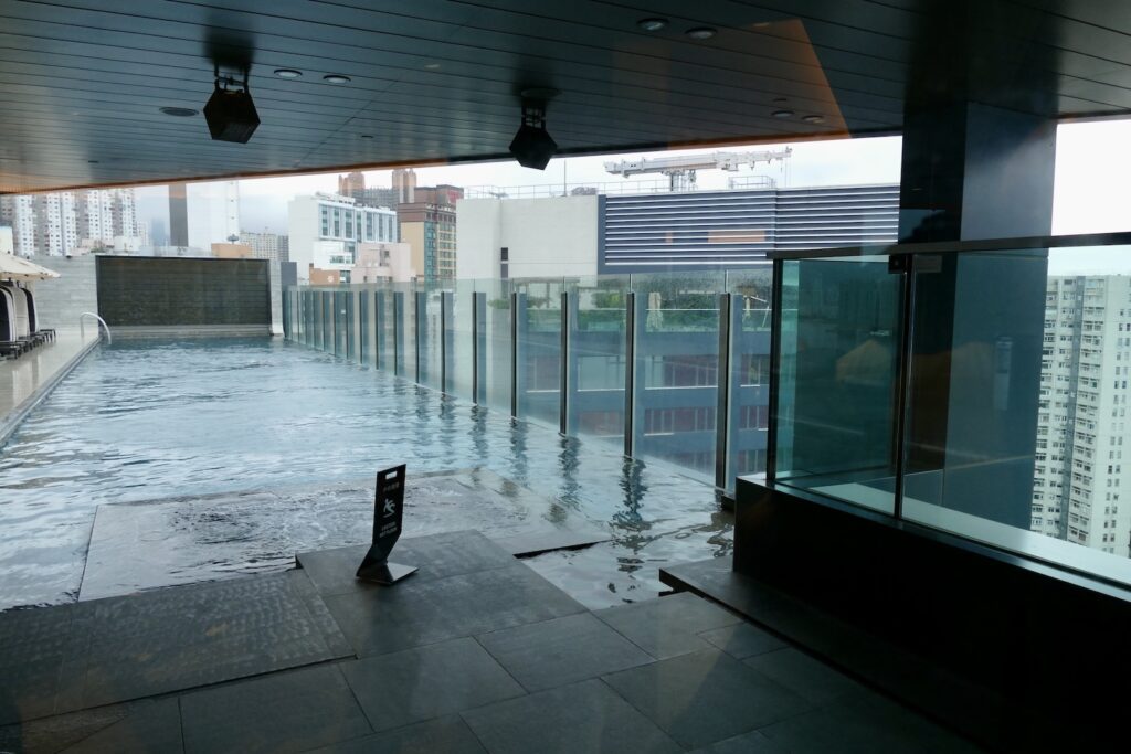 Gebäude, Fenster, transparentes Material, Wasser, Gelände, Kompositmaterial, Spiegelung, Im Haus, draußen, Straße, Boden, Regen, nass, Person, Gehweg