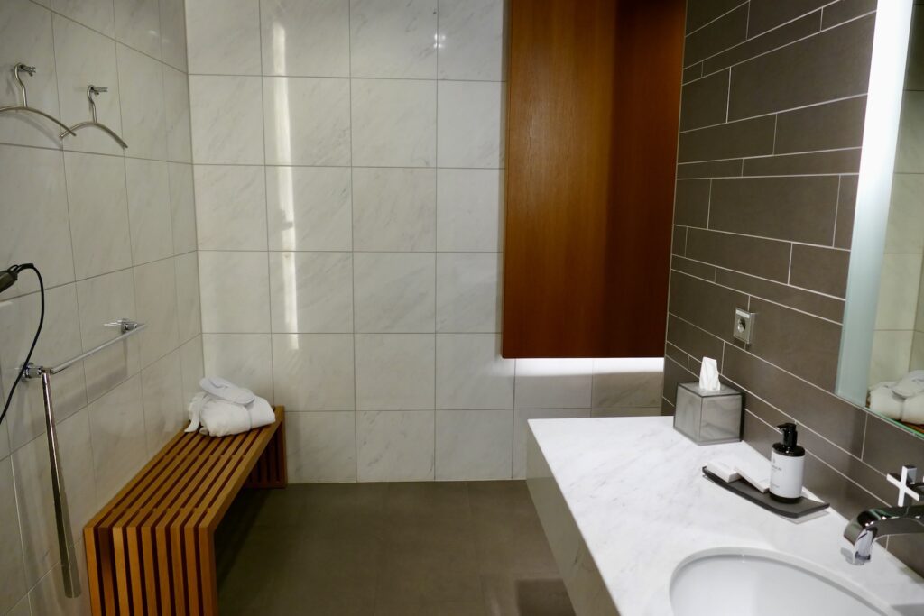 Im Haus, Wand, Installationszubehör, Badezimmerzubehör, Kachel, Wasserleitung, Hahn, Badezimmer, Waschbecken, Badewanne, Toilette, Inneneinrichtung, Zimmer, Boden, weiß, Dusche, Hotel, Spiegel