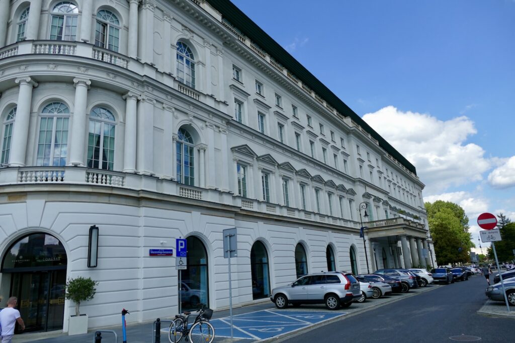 draußen, Wolke, Himmel, Auto, Landfahrzeug, Fenster, Fahrzeug, Straße, Stadt, Fassade, Mischnutzung, Rad, Gebäude, Reise, Groß, halten, Regierungsgebäude