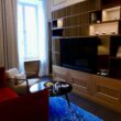 Im Haus, Wand, Inneneinrichtung, Couch, Bude, Haus, Bettsofa, Fernsehen, Studiocouch, Möbel, Vorhang, Regal, Fenster, Kaffeetisch, Kleines Sofa, Fensterausstattung, Tisch, Fensterabdeckung, Boden, Kissen, Wohnzimmer, Zimmer, Bildschirm, Mobiliar, TV-Schrank, Hotel