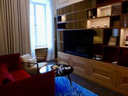 Im Haus, Wand, Inneneinrichtung, Couch, Bude, Haus, Bettsofa, Fernsehen, Studiocouch, Möbel, Vorhang, Regal, Fenster, Kaffeetisch, Kleines Sofa, Fensterausstattung, Tisch, Fensterabdeckung, Boden, Kissen, Wohnzimmer, Zimmer, Bildschirm, Mobiliar, TV-Schrank, Hotel