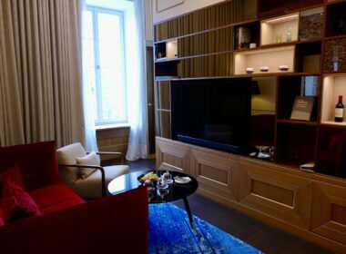Im Haus, Wand, Inneneinrichtung, Couch, Bude, Haus, Bettsofa, Fernsehen, Studiocouch, Möbel, Vorhang, Regal, Fenster, Kaffeetisch, Kleines Sofa, Fensterausstattung, Tisch, Fensterabdeckung, Boden, Kissen, Wohnzimmer, Zimmer, Bildschirm, Mobiliar, TV-Schrank, Hotel