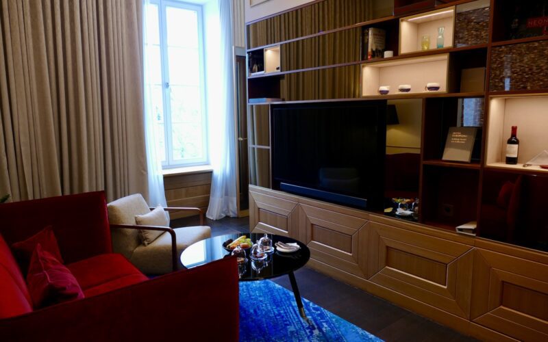 Im Haus, Wand, Inneneinrichtung, Couch, Bude, Haus, Bettsofa, Fernsehen, Studiocouch, Möbel, Vorhang, Regal, Fenster, Kaffeetisch, Kleines Sofa, Fensterausstattung, Tisch, Fensterabdeckung, Boden, Kissen, Wohnzimmer, Zimmer, Bildschirm, Mobiliar, TV-Schrank, Hotel