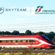 Transport, draußen, Zug, Himmel, Eisenbahn, Bahn, Fahrzeug, Landfahrzeug, öffentliche Verkehrsmittel, Schienenfahrzeug, Personenwaggon, Text, Eisenbahnwaggon, Baum, rot, Lokomotive, Gras