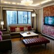 Im Haus, Wand, Inneneinrichtung, Boden, Szene, Zimmer, Kaffeetisch, Couch, Fenster, Fußboden, Studiocouch, Hotel, Bude, Kleines Sofa, Bettsofa, Vorhang, Tisch, Wohnzimmer, Decke, Stuhl, Mobiliar