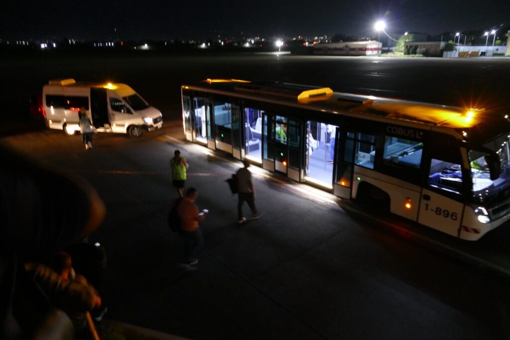 Fahrzeug, draußen, Transport, Landfahrzeug, Straße, Verkehrsmittel, Nacht, Himmel, Menschen, Person, Bus, halten