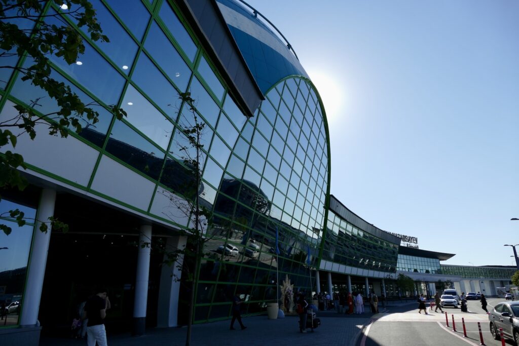 draußen, Gebäude, Himmel, Gewerbegebäude, Stadt, Mischnutzung, Menschen, Straße, Person, Reise, Architektur