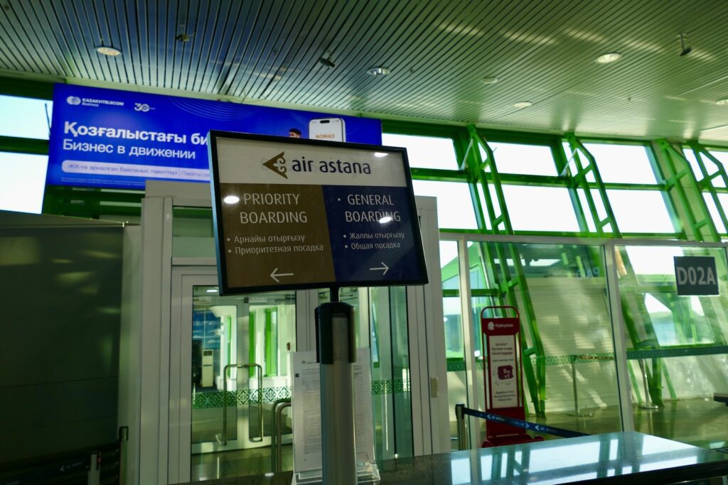 Text, Beschilderung, Haltevorrichtung, Schild, Im Haus, Decke