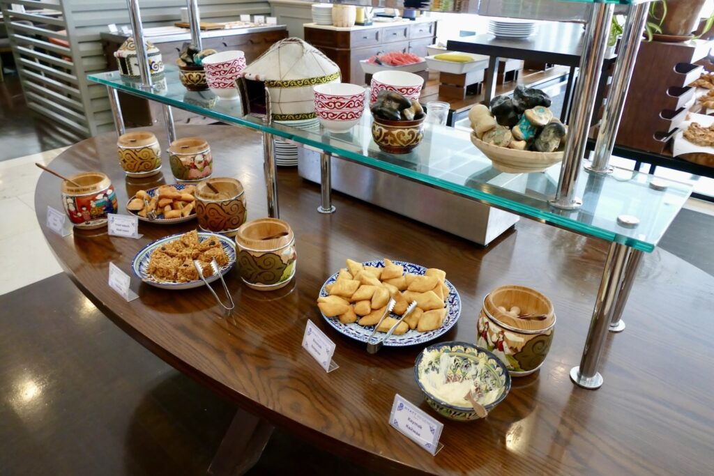 Snack, Tisch, Im Haus, Backwaren, Fastfood, Nachspeise, Essen, Bäckerei, Mahlzeit, Backen, Delikatesse, Display, Konditorware, Geschäft