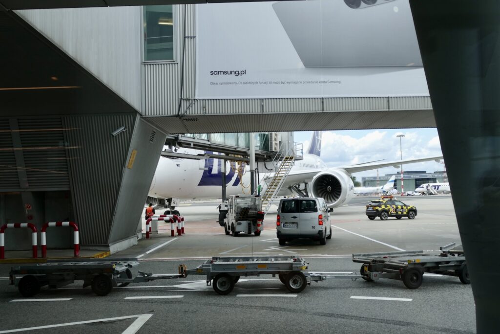 Straße, draußen, Platane Flugzeug Hobel, Rad, Flugzeug, Auto, Gebäude, Landfahrzeug, Autoteile, Asphalt, Flughafen, Fahrzeug, Runway