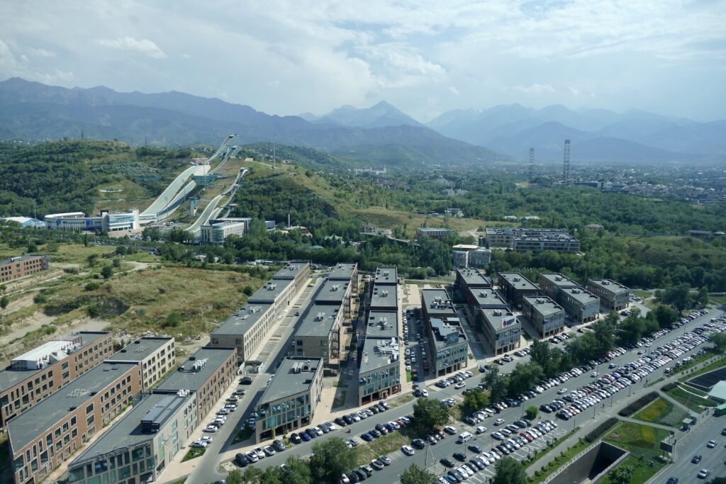 draußen, Wolke, Luftfotografie, Himmel, Berg, Vogelperspektive, Baum, Gebäude, Vorort, Verkehrsknotenpunkt, Städtebau, Verkehrsweg, Infrastruktur, Kreuzung, Transportkorridor, Stadtgebiet, Wohnlage, Straße, Stadt, Reise, Luftbild, Landschaft