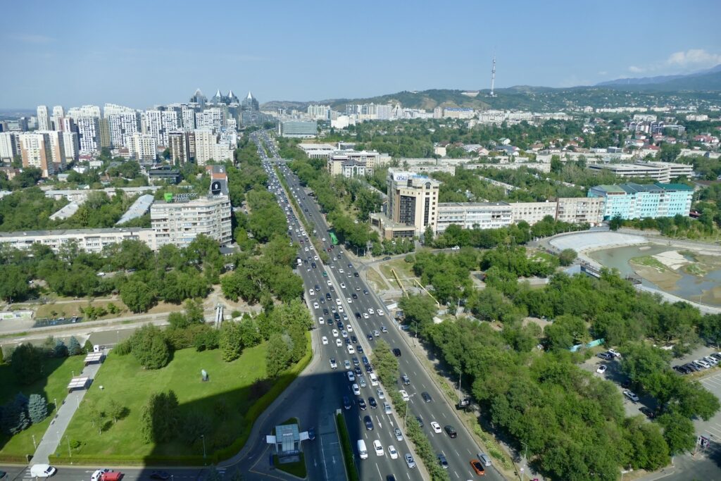 draußen, Baum, Gebäude, Luftfotografie, Himmel, Städtebau, Vogelperspektive, Vorort, Wohnlage, Verkehrsknotenpunkt, Stadtgebiet, Verkehrsweg, Kreuzung, Infrastruktur, Metropolregion, Auto, Luftbild, Gras, Transportkorridor, Straße, Stadt