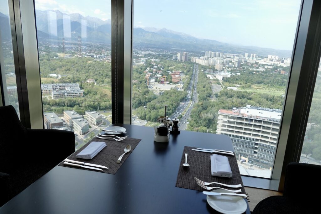 Im Haus, Gebäude, Fenster, Aussicht, Mobiliar, Himmel, Bürogebäude, Computer, Tisch, Sitzen, Büro