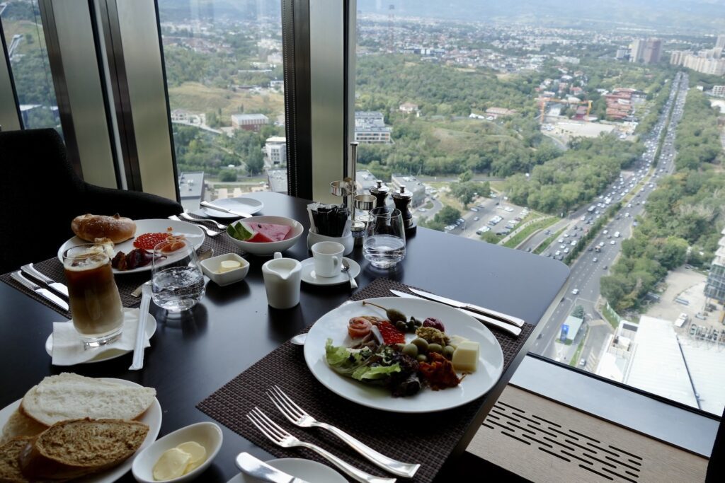 Geschirr, Mahlzeit, Essen, Platte, Brunch, Fenster, Tisch, Teller, Mittagessen, Drink, Weinglas, Im Haus, Aussicht, Sitzen, draußen, Esstisch, Frühstück