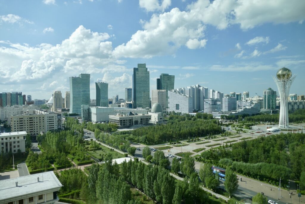 draußen, Wolke, Himmel, Baum, Hochhaus, Metropolregion, Stadtgebiet, Skyline, Metropole, Stadtlandschaft, Stadtzentrum, Tageszeit, Turm, Wolkenkratzer, Mischnutzung, Gewerbegebäude, Städtebau, Wohnungseigentum, Gebäude, Gras, Stadt, Landschaft