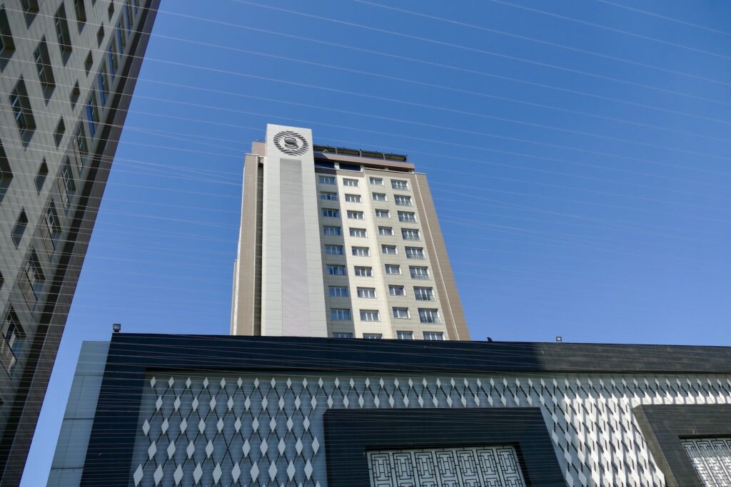 Gebäude, Himmel, draußen, Turm, Gewerbegebäude, Hochhaus, Architektur, Metropolregion, Metropole, Fenster, Stadtgebiet, Stadt, Tageszeit, Fassade, Firmensitz, Wohnungseigentum, Wolkenkratzer, Immobilie, Groß, Stadtzentrum