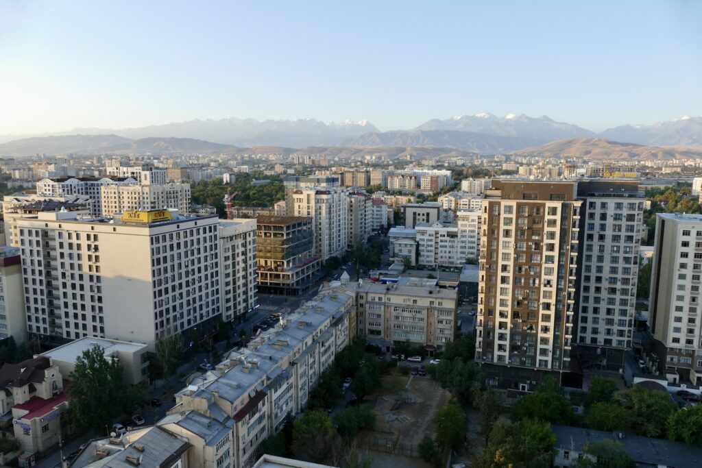 draußen, Himmel, Stadtgebiet, Metropolregion, Gebäude, Hochhaus, Baum, Metropole, Wohnung, Skyline, Stadtlandschaft, Wohnlage, Stadtzentrum, Haus, Vorort, Wohnungseigentum, Nachbarschaft, Mischnutzung, Städtebau, Luftfotografie, Berg, Stadt, Reise, Landschaft