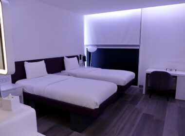 Im Haus, Wand, Bett, Inneneinrichtung, Mobiliar, Kissen, Boden, Matratze, Bettrahmen, Zimmer, Bettwäsche, Leinenstoffe, Bettdecke, Bettbezug, Suite, Fußboden, Nachttisch, Boutique-Hotel, Schlafzimmer, Hotel