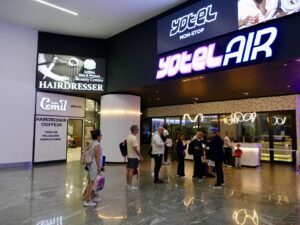 Text, Einkaufszentrum, Im Haus, Kleidung, Leuchtreklame, Menschen, Decke, Boden, Person, Flughafen