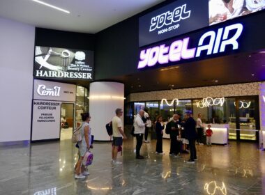 Text, Einkaufszentrum, Im Haus, Kleidung, Leuchtreklame, Menschen, Decke, Boden, Person, Flughafen