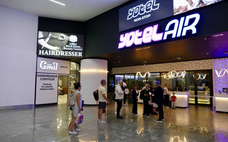 Text, Einkaufszentrum, Im Haus, Kleidung, Leuchtreklame, Menschen, Decke, Boden, Person, Flughafen