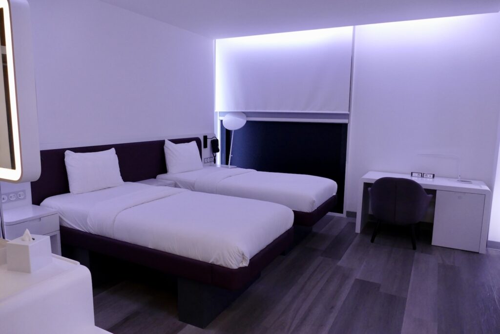 Im Haus, Wand, Bett, Inneneinrichtung, Mobiliar, Boden, Kissen, Zimmer, Matratze, Leinenstoffe, Bettrahmen, Bettwäsche, Bettdecke, Suite, Fußboden, Bettbezug, Boutique-Hotel, Schlafzimmer, Hotel