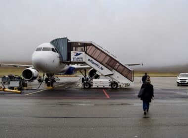 Platane Flugzeug Hobel, Himmel, draußen, Straße, Flughafen, Verkehrsflugzeug, Flugreise, Airline, Flugplatzvorfeld, Transport, Runway, Gelände, Dienstleistung, Luftfahrt, Flugzeug, Person, Asphalt, halten, stehend, airbus, Groß, Jet, Fahrzeug, Ausrüstung