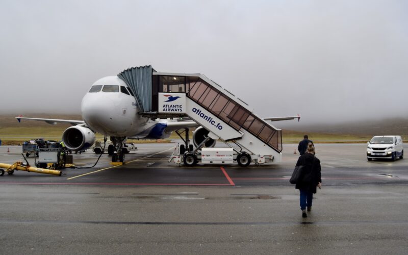 Platane Flugzeug Hobel, Himmel, draußen, Straße, Flughafen, Verkehrsflugzeug, Flugreise, Airline, Flugplatzvorfeld, Transport, Runway, Gelände, Dienstleistung, Luftfahrt, Flugzeug, Person, Asphalt, halten, stehend, airbus, Groß, Jet, Fahrzeug, Ausrüstung