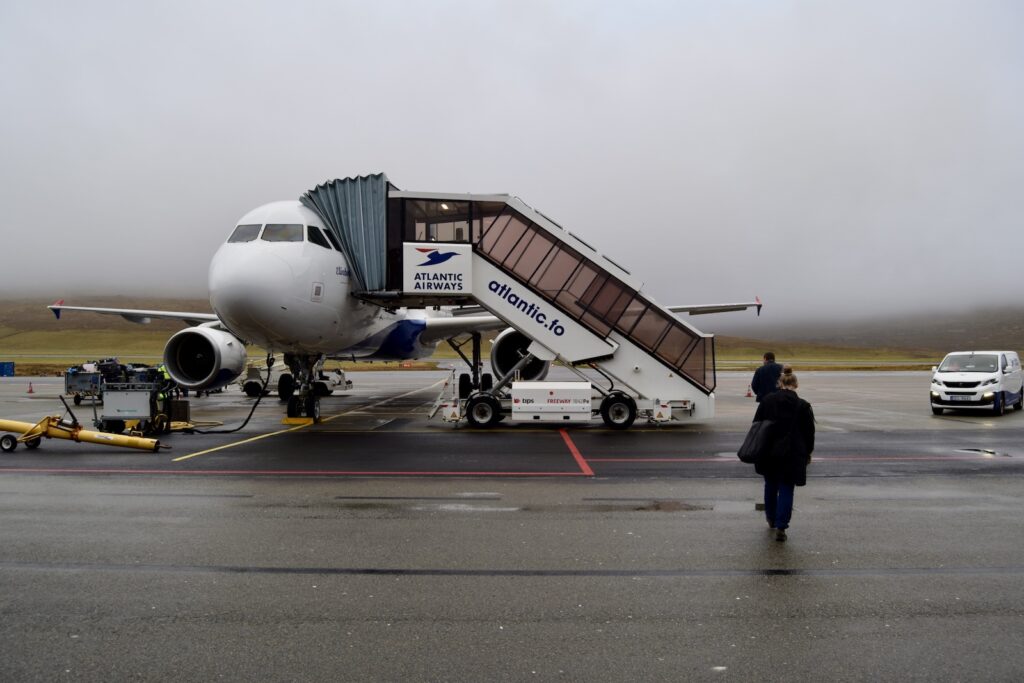 Platane Flugzeug Hobel, draußen, Himmel, Fahrzeug, Flughafen, Verkehrsflugzeug, Flugreise, Straße, Flugzeug, Airline, Transport, Runway, Flugplatzvorfeld, Luftfahrt, Düsenflugzeug, Dienstleistung, Flugzeugtriebwerk, Luftfahrttechnik, Düsentriebwerk, Gelände, Asphalt, Person, airbus, halten, Groß, stehend, Menschen, Jet, Vorbereitung, wartend