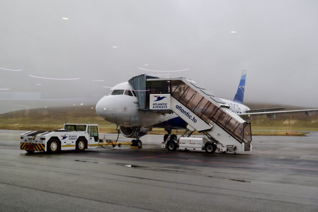 Platane Flugzeug Hobel, draußen, Himmel, Flugzeug, Transport, Runway, Flughafen, Verkehrsflugzeug, Rad, Flugreise, Airline, Straße, Flugplatzvorfeld, Reifen, Lastwagen, Luftfahrt, Frachtverkehr, Asphalt, Düsenflugzeug, Fluggastbrücke, Luftfahrttechnik, Verkehrsmittel, Dienstleistung, Gelände, Flugzeugtriebwerk, Düsentriebwerk, halten, Jet, Groß, Fahrzeug, Ausrüstung, airbus