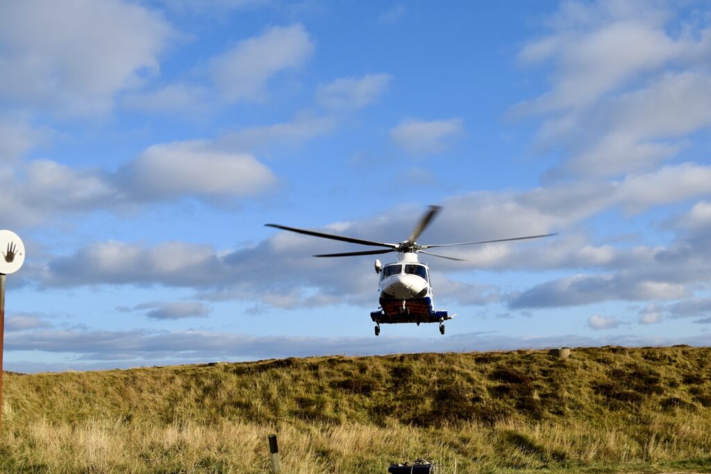 draußen, Gras, Himmel, Wolke, Hubschrauber, Transport, Hubschrauberrotor, Flugzeug, Helikopter, Fahrzeug, Militärhubschrauber, Luftfahrt, Feld, Platane Flugzeug Hobel