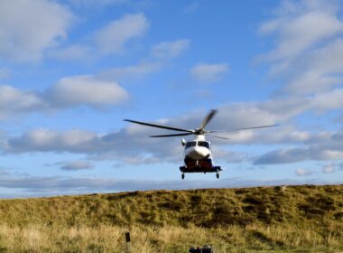 draußen, Gras, Himmel, Wolke, Hubschrauber, Transport, Hubschrauberrotor, Flugzeug, Helikopter, Fahrzeug, Militärhubschrauber, Luftfahrt, Feld, Platane Flugzeug Hobel