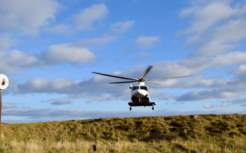 draußen, Gras, Himmel, Wolke, Hubschrauber, Transport, Hubschrauberrotor, Flugzeug, Helikopter, Fahrzeug, Militärhubschrauber, Luftfahrt, Feld, Platane Flugzeug Hobel