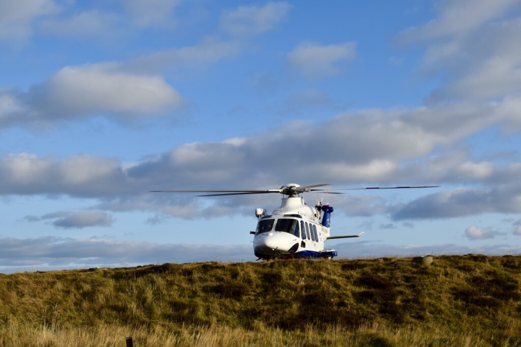 draußen, Himmel, Transport, Flugzeug, Gras, Hubschrauber, Hubschrauberrotor, Wolke, Helikopter, Fahrzeug, Militärhubschrauber, Luftfahrt, Platane Flugzeug Hobel, Feld